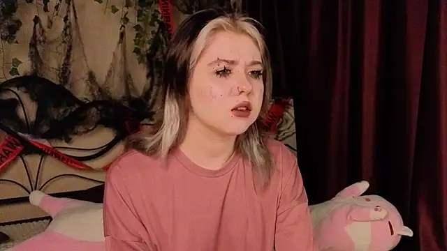 Snapshot of IrisSoCute chatting on 4, 11, 2025 IrisSoCute online show from 4, 11, 2025