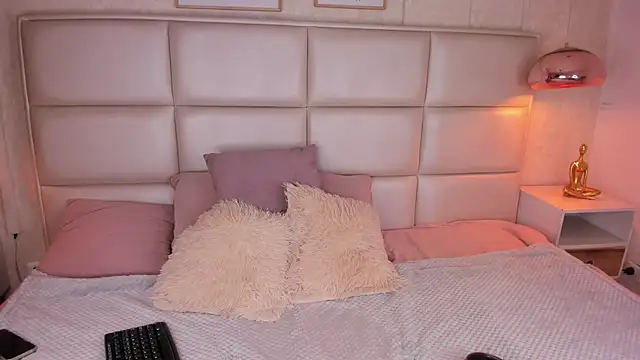 Natt Clark online show from 15, 10, 2025