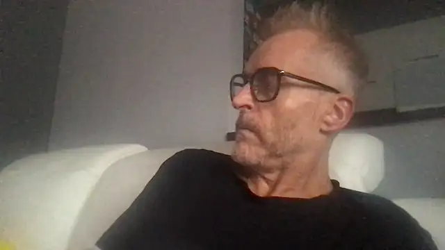 Axl hot online show from 23, 9, 2025