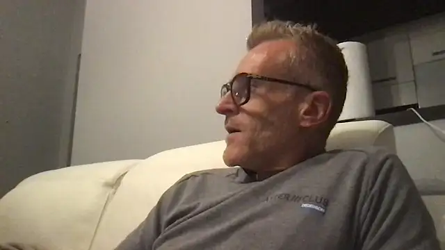 Axl hot online show from 15, 11, 2025