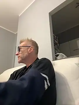 Axl hot online show from 26, 9, 2025