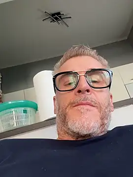 Axl hot online show from 29, 3, 2026