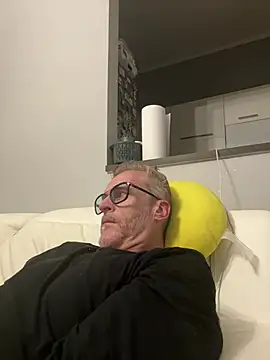 Axl hot online show from 4, 4, 2026