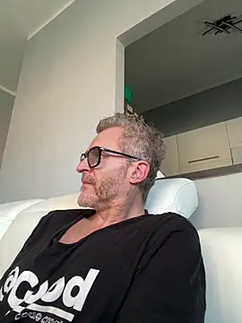 Axl hot online show from 18, 2, 2026