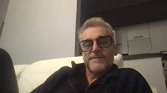 Axl hot online show from 4, 12, 2025