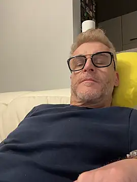 Axl hot online show from 13, 3, 2026