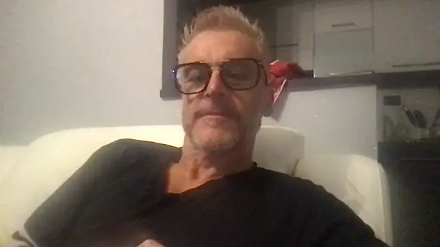 Axl hot online show from 22, 9, 2025