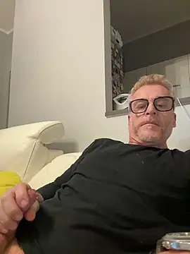 Axl hot online show from 5, 4, 2026