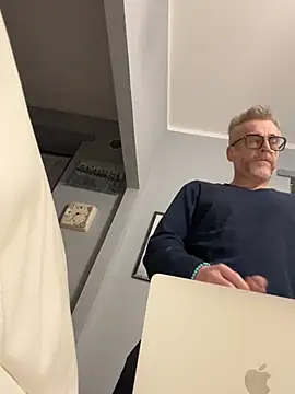 Axl hot online show from 29, 3, 2026