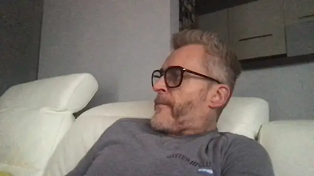 Axl hot online show from 17, 1, 2026