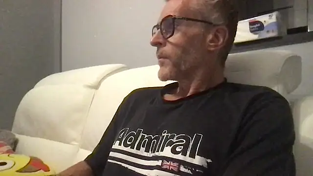 Axl hot online show from 11, 9, 2025