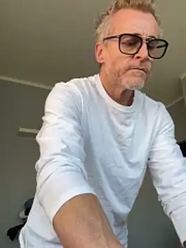 Axl hot online show from 24, 2, 2026