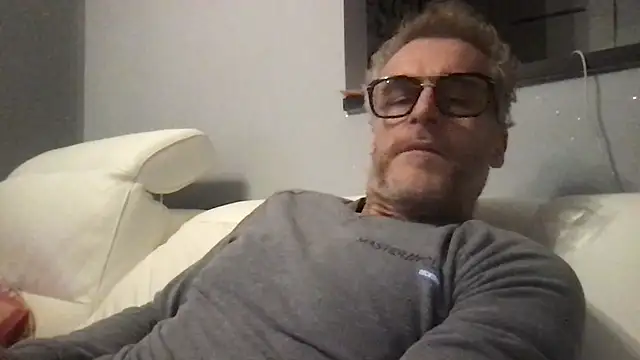 Axl hot online show from 17, 2, 2026