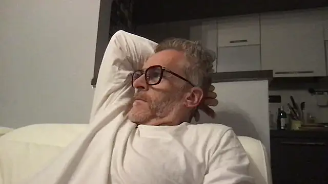 Axl hot online show from 11, 4, 2026