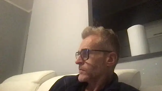 Axl hot online show from 28, 11, 2025