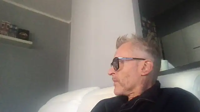 Axl hot online show from 28, 9, 2025