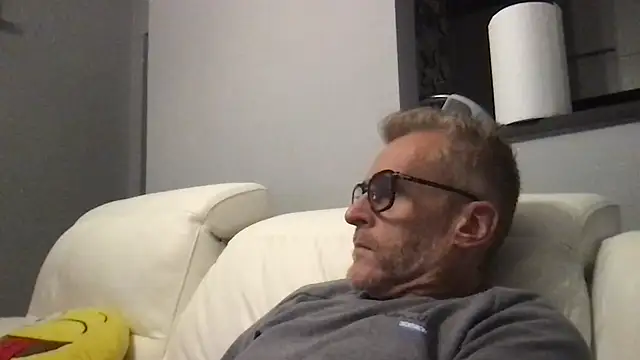 Axl hot online show from 14, 11, 2025