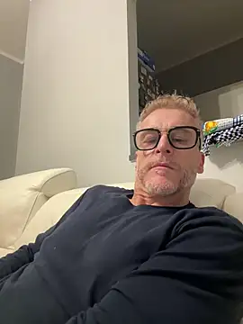 Axl hot online show from 16, 3, 2026