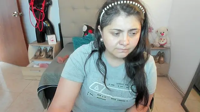 TifanyAmazinng online show from 5, 12, 2025