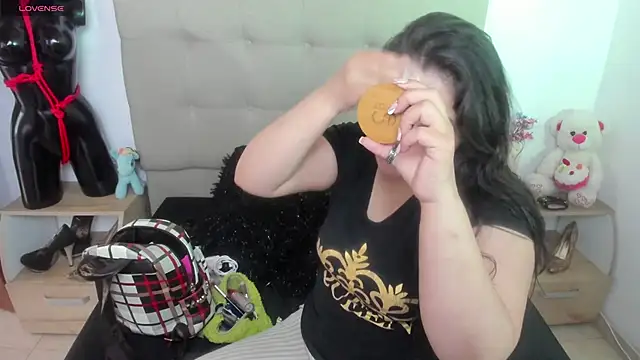 TifanyAmazinng online show from 30, 10, 2025