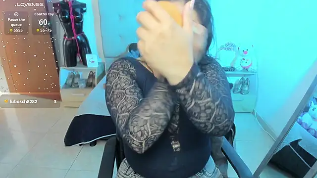 TifanyAmazinng online show from 18, 12, 2025