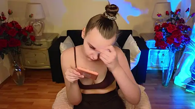 Kelly Cartier online show from 4, 12, 2025