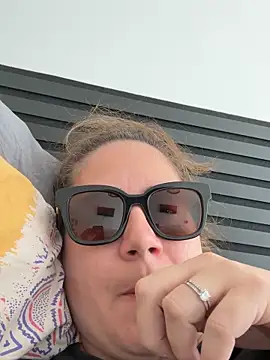 Snapshot of melanie75020 chatting on 13, 9, 2025 melanie75020 online show from 13, 9, 2025