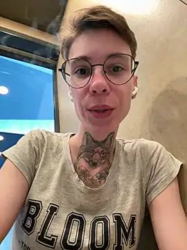 Snapshot of HoneySquirrel chatting on 4, 5, 2026 HoneySquirrel online show from 4, 5, 2026