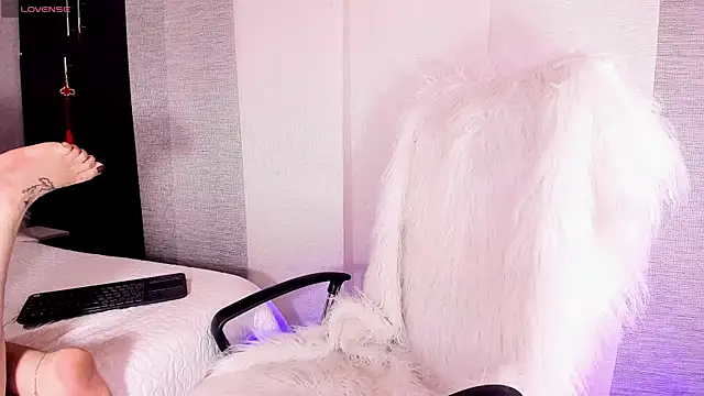 Snapshot of LolaRoberts_ chatting on 12, 9, 2025 LolaRoberts online show from 12, 9, 2025