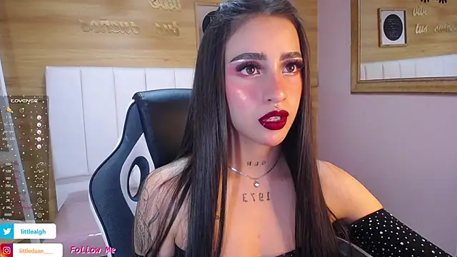 Snapshot of Abril_Velvet_a_ chatting on 7, 10, 2025 Abril Velvet a online show from 7, 10, 2025