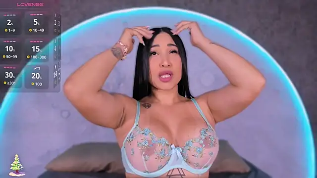 ReinaChloe online show from 17, 11, 2025