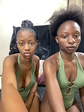 LonelyQueenxx25 online show from 4, 3, 2026