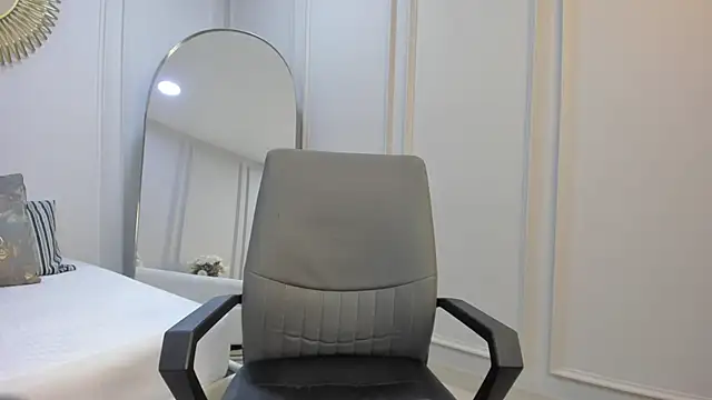 Snapshot of CharlotteBrownn_ chatting on 7, 10, 2025 CharlotteBrownn online show from 7, 10, 2025