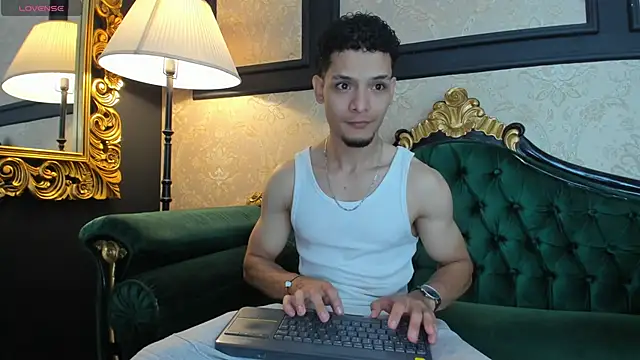 Snapshot of AlessandroKiing chatting on 5, 5, 2026 AlessandroKiing online show from 5, 5, 2026