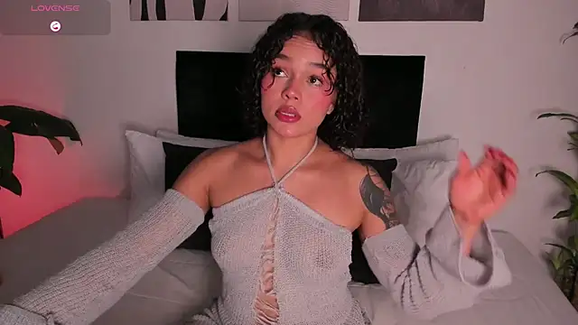 izzyvega   online show from 5, 10, 2025