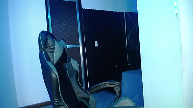 Snapshot of Lucy-23 chatting on 6, 11, 2025 Lucy-23 online show from 6, 11, 2025