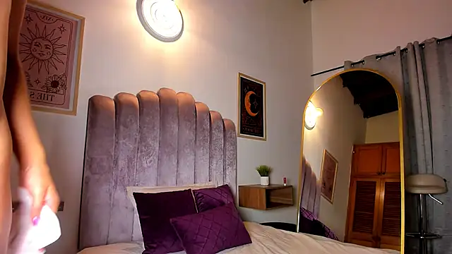 Snapshot of samaantha_lux chatting on 18, 12, 2025 samaantha lux online show from 18, 12, 2025