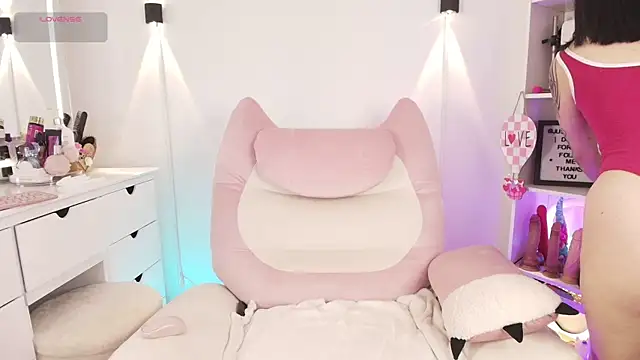 justonecute online show from 2, 6, 2026