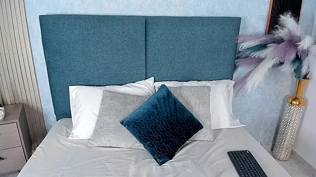 Laura Ivy online show from 27, 11, 2025