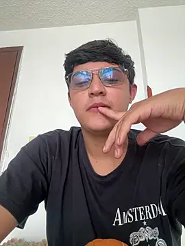 yesitwink  online show from 6, 4, 2026