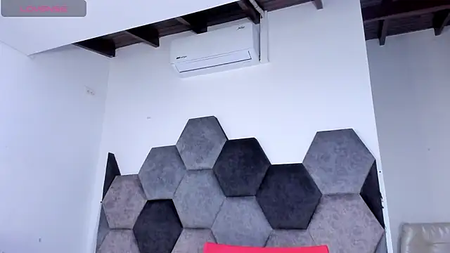 BellaNixs online show from 6, 4, 2026