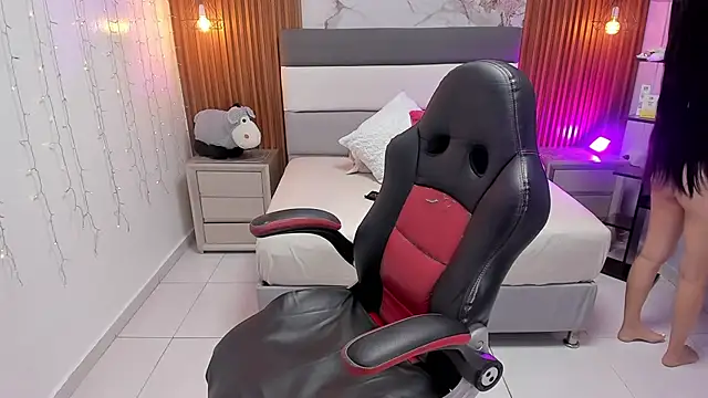 ROSIE MOSS online show from 8, 9, 2025