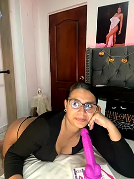 Snapshot of ema_zoe chatting on 8, 10, 2025 ema zoe online show from 8, 10, 2025