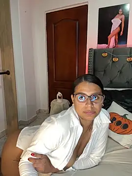 Snapshot of ema_zoe chatting on 29, 10, 2025 ema zoe online show from 29, 10, 2025