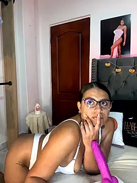 Snapshot of ema_zoe chatting on 5, 10, 2025 ema zoe online show from 5, 10, 2025