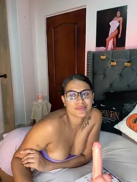 Snapshot of ema_zoe chatting on 10, 10, 2025 ema zoe online show from 10, 10, 2025