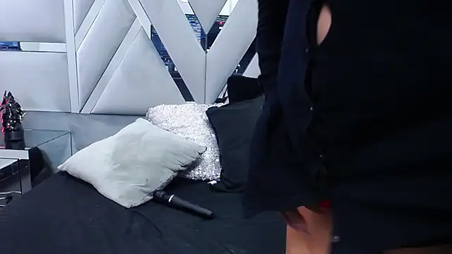 MonzerratBoyer online show from 30, 11, 2025