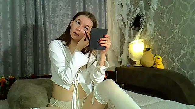 Snapshot of Little_L1ss chatting on 7, 11, 2025 Little L1ss online show from 7, 11, 2025