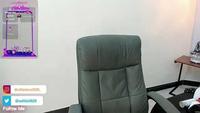 MiaVillalobos online show from 22, 10, 2025