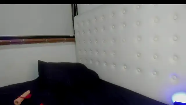 Roxannelorence  online show from 8, 11, 2025